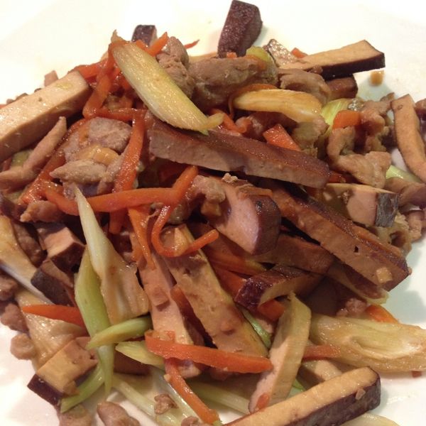 芹菜香干炒肉絲：Sylvie Liu 一起做