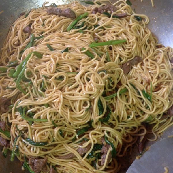 沙茶牛肉炒麵：憶婷 一起做