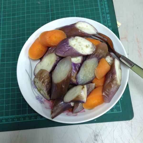 超簡易電鍋蒸紫茄 : 趴趴造一起做