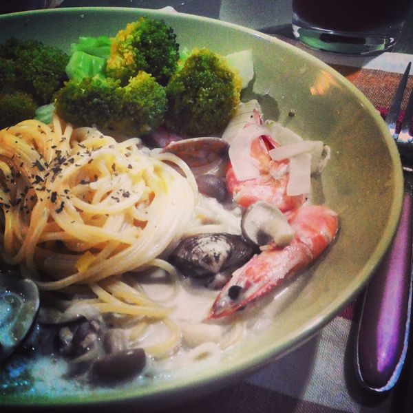 《伊娜廚房》白醬海鮮義大利麵 : 吳海倫一起做