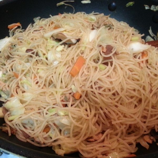 [年菜]小媳婦聰明快炒米粉：家有兩個寶貝蛋 一起做