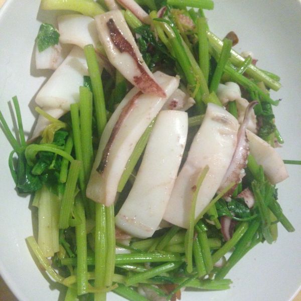 芹菜炒花枝 : Theresa一起做