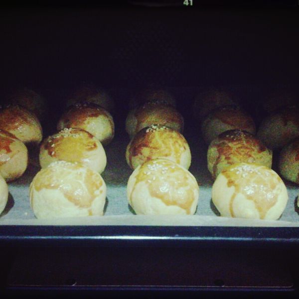 手作蛋黃酥 : ソフィア チョウ一起做