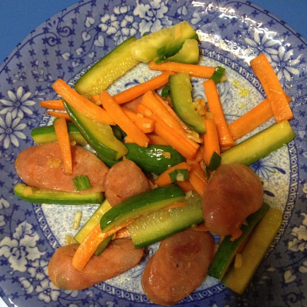 香腸炒黃瓜片：Panpan 一起做