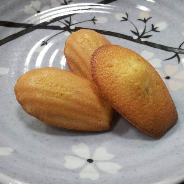 蜂蜜杏仁馬德蓮-佐檸檬糖霜/巧克力杏仁角 : Hoult Hyun一起做