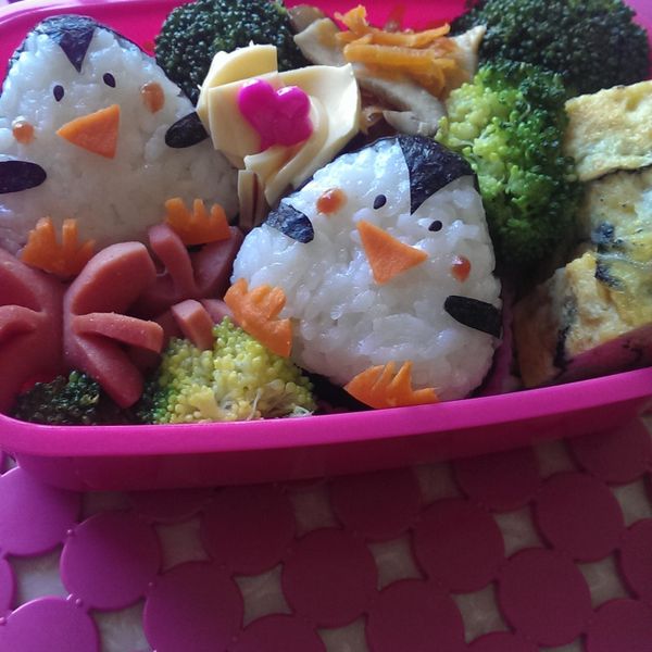 造型便當：企鵝三角飯糰 : 小蝦米與大鯨魚一起做