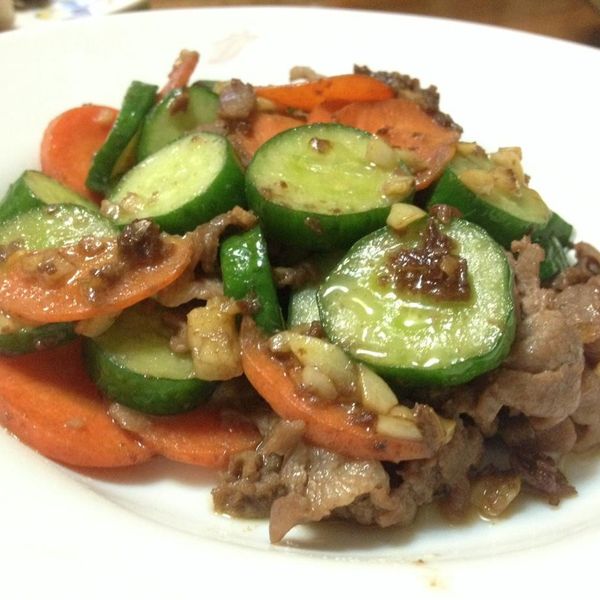 醬燒牛肉片炒黃瓜丁：Helen 一起做