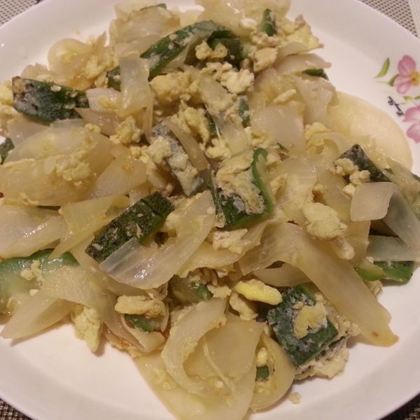 洋蔥滑蛋絲瓜：羅心余 一起做