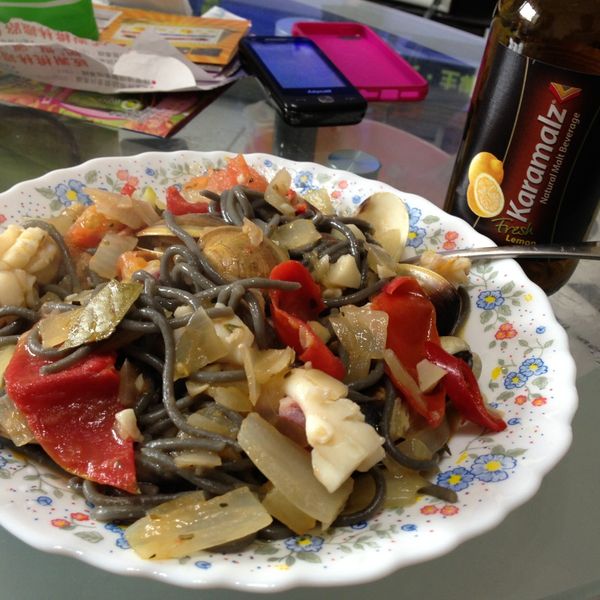 蒜辣海鮮番茄墨魚麵：David Jiang 一起做