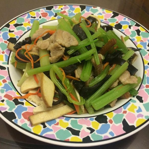 芹菜香干炒肉絲：Liya283 一起做