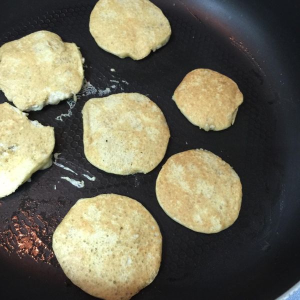 只要兩顆蛋+一根香蕉的簡單鬆餅! : 海蓮娜一起做