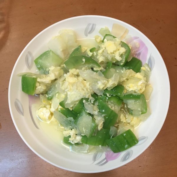 洋蔥滑蛋絲瓜：簡依倫 一起做