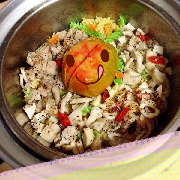 電鍋做整顆番茄義大利麵：Emma 一起做