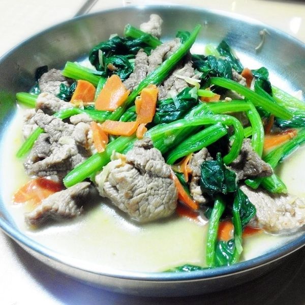 薑燒豬肉炒菠菜：Leo.H 蜻蜓 一起做