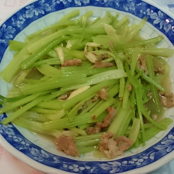 芹菜炒肉絲 : Ji-hao Luo一起做