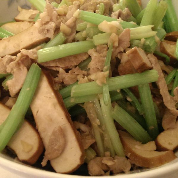 芹菜香干炒肉絲：Wendy Z. Wang 一起做
