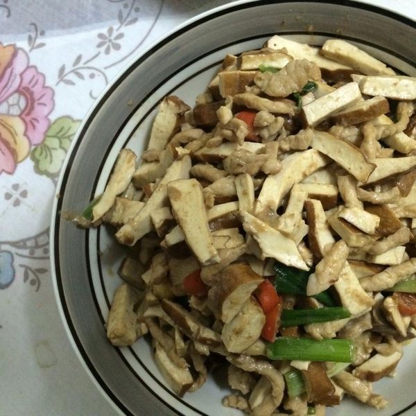 婆婆也誇獎。超簡單的豆干炒肉絲 !：Ying-Ta Chen 一起做