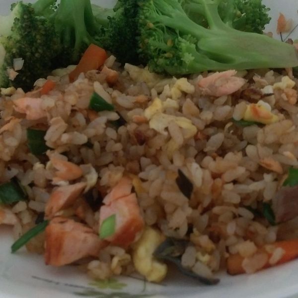 鮭魚炒飯 : 欣欣一起做