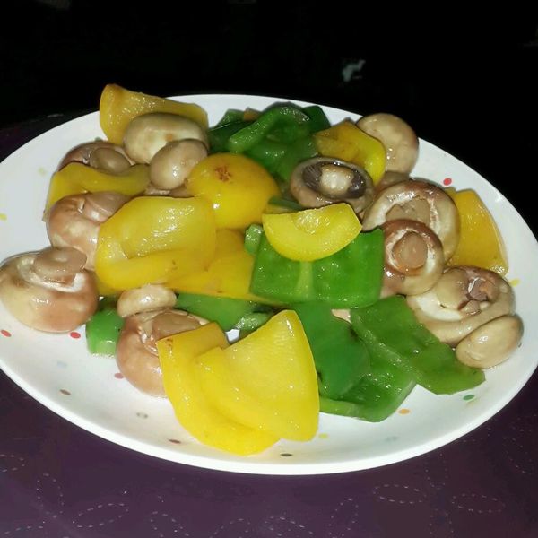 青椒炒雪白菇：黃鈺婷 一起做