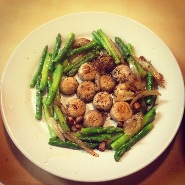 香煎蘑菇佐綠蘆筍洋蔥：vivi 一起做