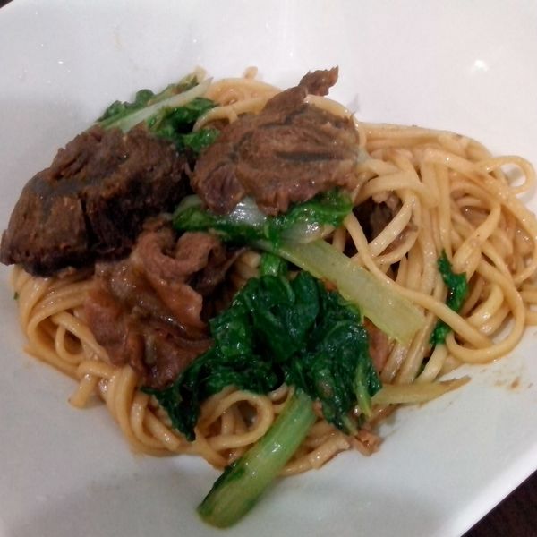 沙茶牛肉炒麵：徐春蘭 一起做