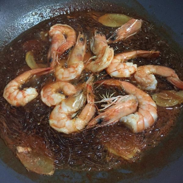 鮮蝦沙茶粉絲煲 : 陳小妃一起做