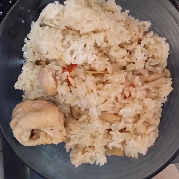 用電鍋煮"麻油雞飯"~香氣誘人好美味!!：我們這一家 一起做