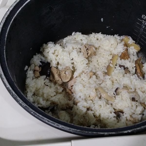 用電鍋煮"麻油雞飯"~香氣誘人好美味!!：Jia Yang 一起做