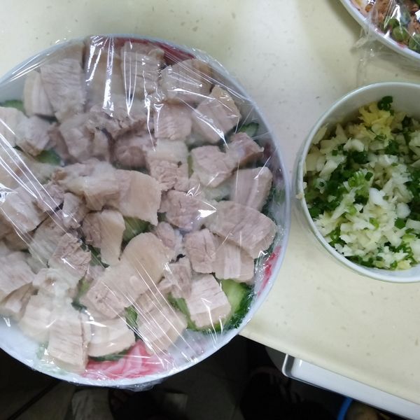 蒜泥白肉：Derek Wong 一起做