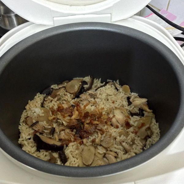 用電鍋煮"麻油雞飯"~香氣誘人好美味!!：Joanne Chang 一起做