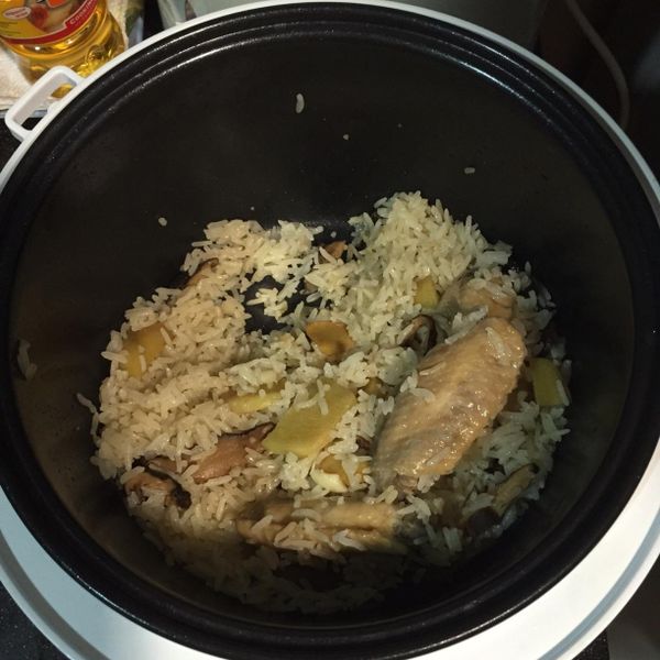 用電鍋煮"麻油雞飯"~香氣誘人好美味!!：Mandy Chan 一起做