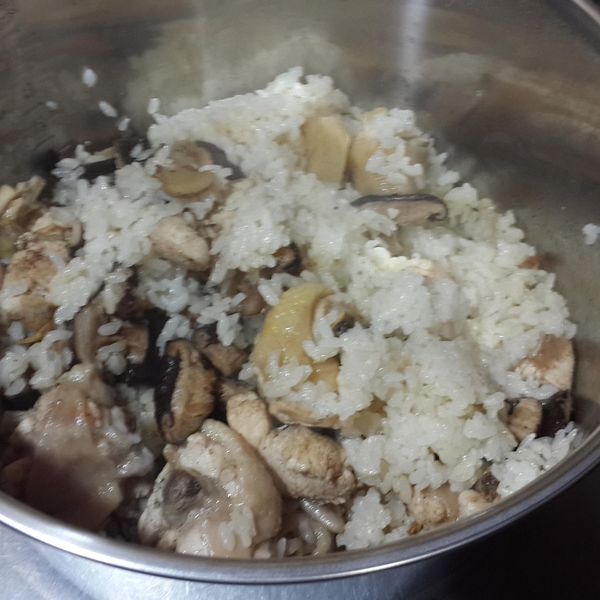 用電鍋煮"麻油雞飯"~香氣誘人好美味!!：周金明 一起做