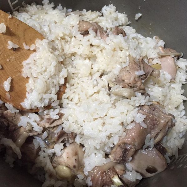 用電鍋煮"麻油雞飯"~香氣誘人好美味!!：吳淑芬 一起做