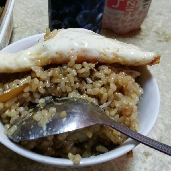 用電鍋煮"麻油雞飯"~香氣誘人好美味!!：陳思倫 一起做