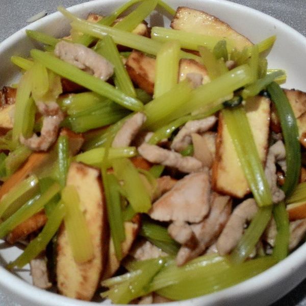 {愛美麗的輕鬆料理} ~ 芹菜豆干炒肉絲 : 由娜拉一起做