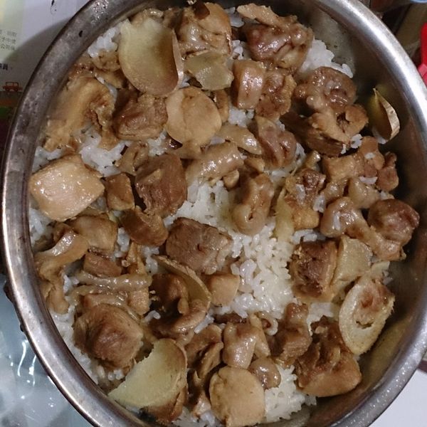 用電鍋煮"麻油雞飯"~香氣誘人好美味!!：邱莉君 一起做