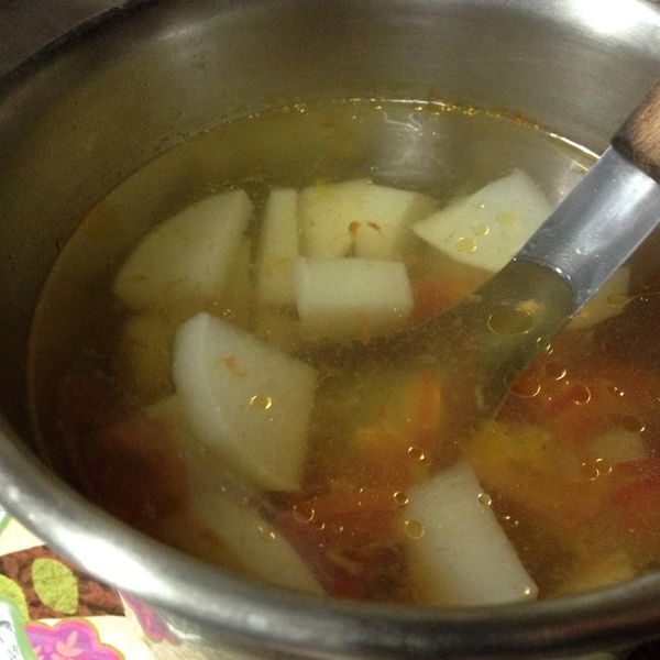 蘿蔔蕃茄湯。大同電鍋版 : Hung-Yi Chen一起做