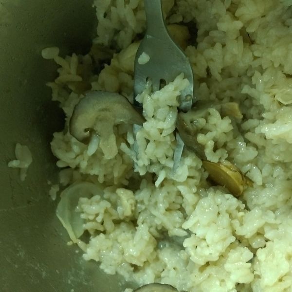 用電鍋煮"麻油雞飯"~香氣誘人好美味!!：張加分 一起做