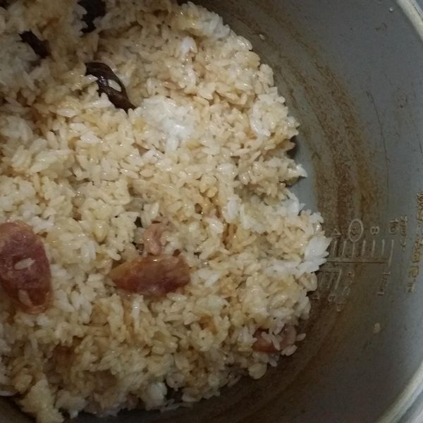 電鍋臘腸飯 : 喵小晴一起做