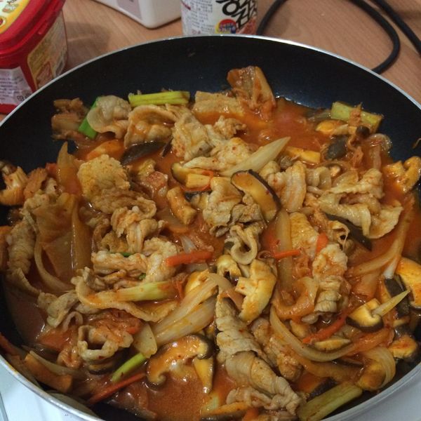 泡菜炒豬肉_10分鐘零廚藝【穀盛壽喜燒】：劉有圓 一起做