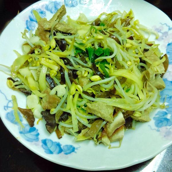 木耳子薑炒肉絲 : 天米一起做