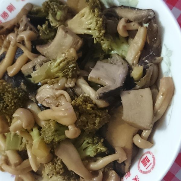 蔬食下飯菜~醬香綠花椰綜合菇 : 江守琦一起做