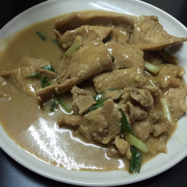 【蔥爆里肌肉】備料簡單。料理快速：養樂絲 一起做