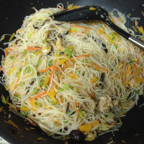 南瓜炒米粉❤!!!：品妍 一起做