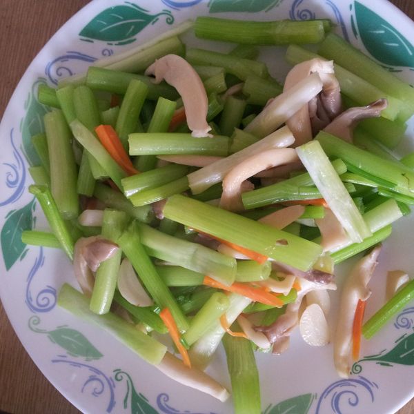 西芹炒鮮菇 : Chihling Lin一起做