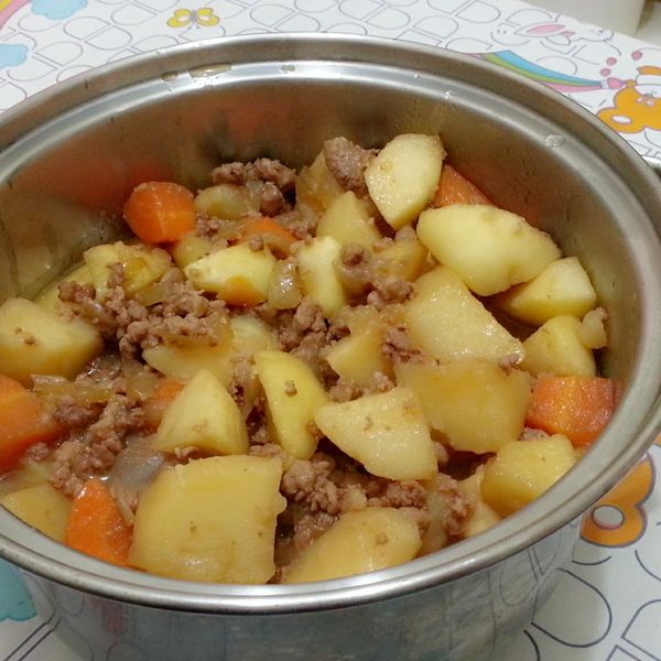 老少都愛的蘋果馬鈴薯燉肉 : 粉紅胖豬一起做