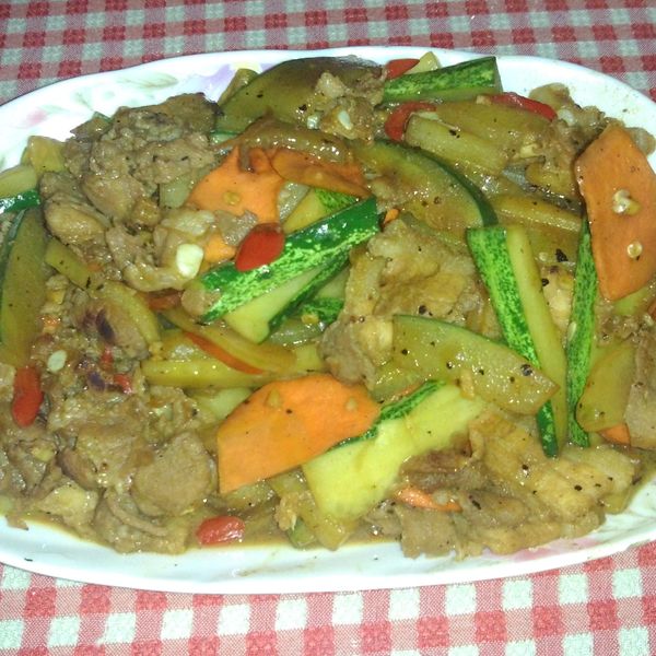 小黃瓜炒肉片：junsheng 一起做