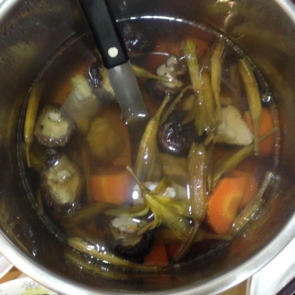 香菇紅蘿蔔雞湯 : 美聲貴妃一起做