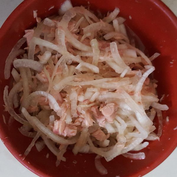 涼拌洋蔥鮪魚：Wu Bora 一起做