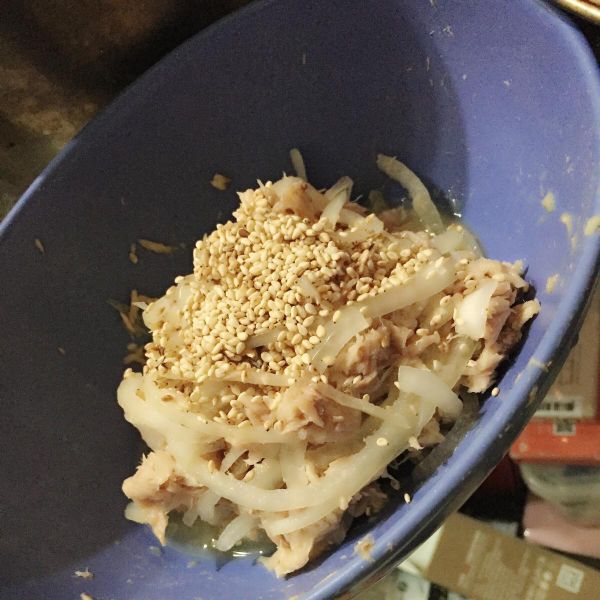 涼拌洋蔥鮪魚：筱艾 一起做